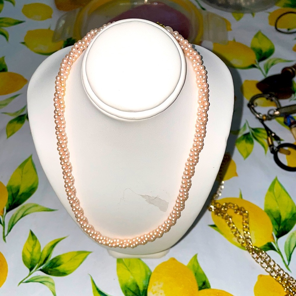 Rose gold necklace with pearls